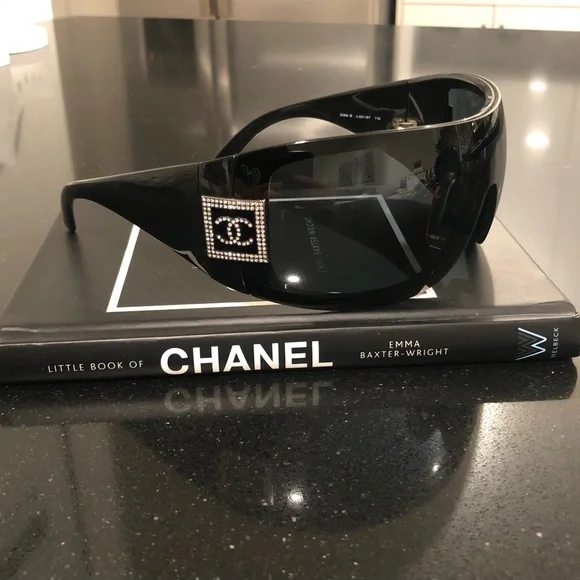 Authentic CHANEL 5086-B Oversized Sunglasses • Black with Crystal CC Logo - Picture 4 of 16